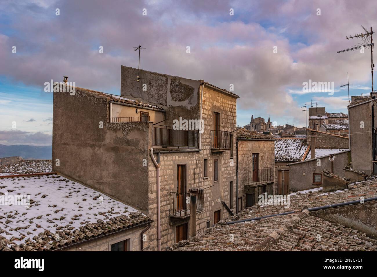 Toits enneigés dans le village de Petralia Soprana, Sicile Banque D'Images