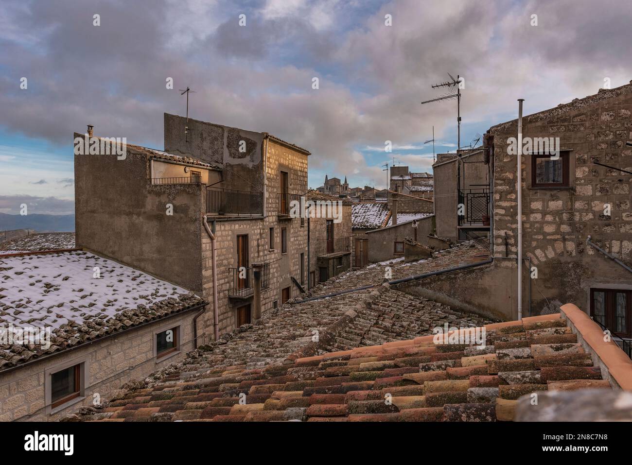 Toits enneigés dans le village de Petralia Soprana, Sicile Banque D'Images