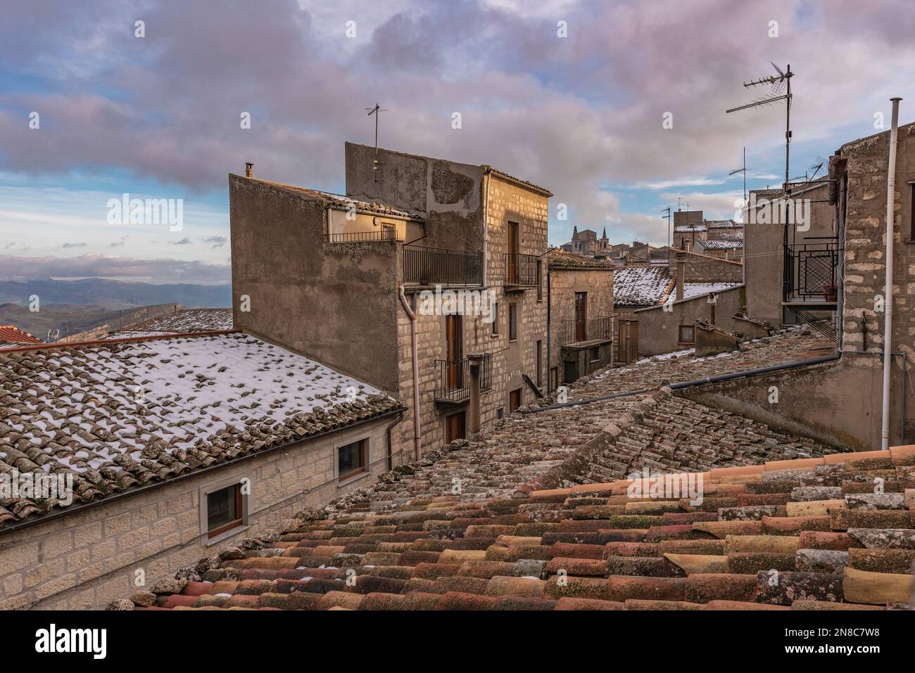 Toits enneigés dans le village de Petralia Soprana, Sicile Banque D'Images