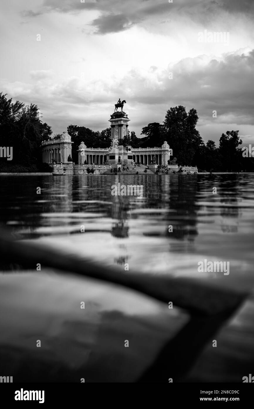 Une vue verticale lointaine du parc El Retiro en noir et blanc à Madrid, Espagne Banque D'Images