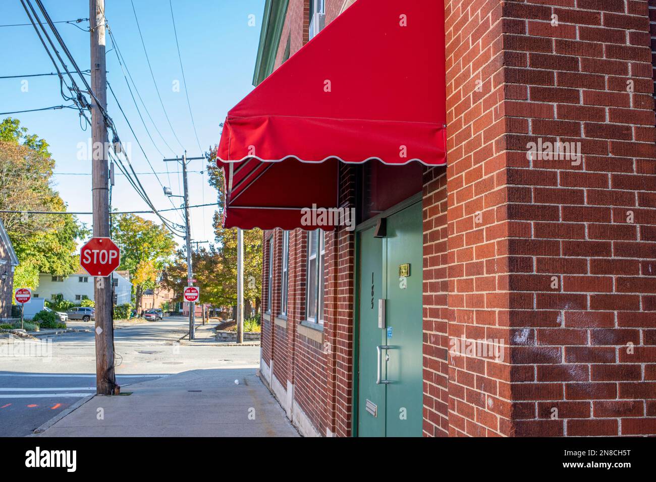 Un auvent rouge sur un bâtiment à Fitchburg, Massachusetts Banque D'Images