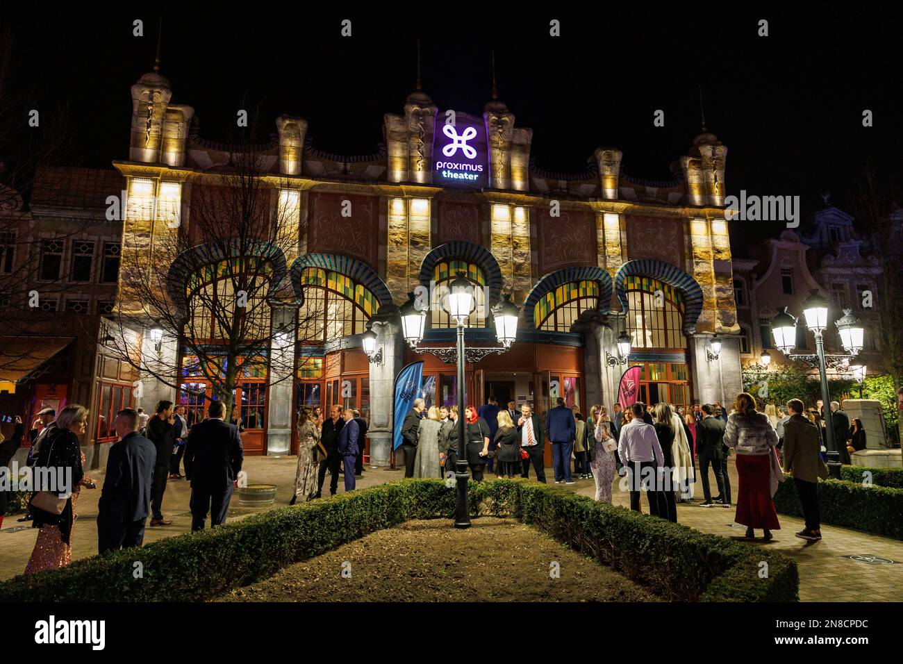 L'illustration montre des gens qui attendent devant le théâtre de Plopsa, après une alerte à la bombe avant le début du concours de beauté Miss Belgique 2023, samedi 11 février 2023 à de panne. BELGA PHOTO KURT DESPLENTER crédit: Belga News Agency/Alay Live News Banque D'Images