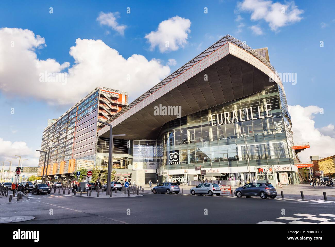 Lille, France - 02 octobre 2022 : centre commercial Euralille à Lille.  Euralille est un quartier urbain de Lille, conçu comme un bus européen  majeur Photo Stock - Alamy