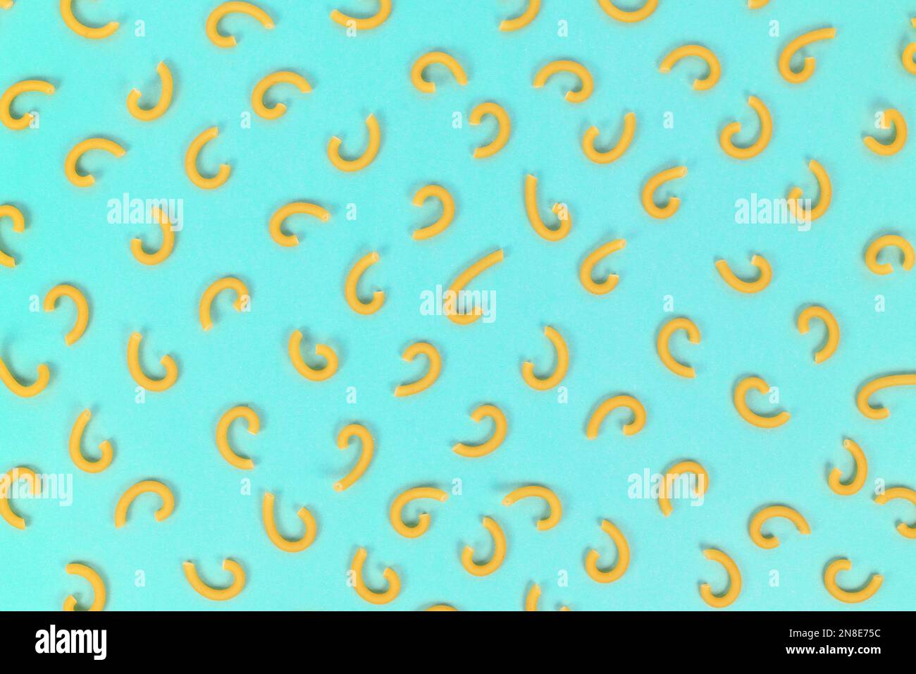 Vue de dessus des pâtes fines, lisses et en forme de tube 'Gramigna' sur fond bleu Banque D'Images