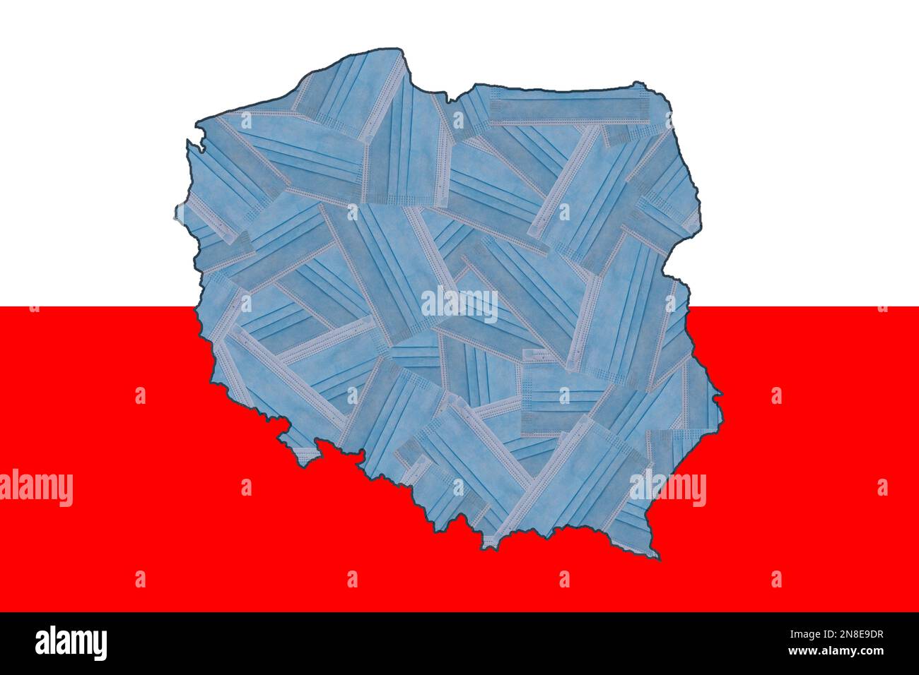 Masques médicaux bleus sous la forme d'une carte géographique de la Pologne sur fond de drapeau national de la Pologne. Pandémie. Quarantaine. Zéro Covid Banque D'Images