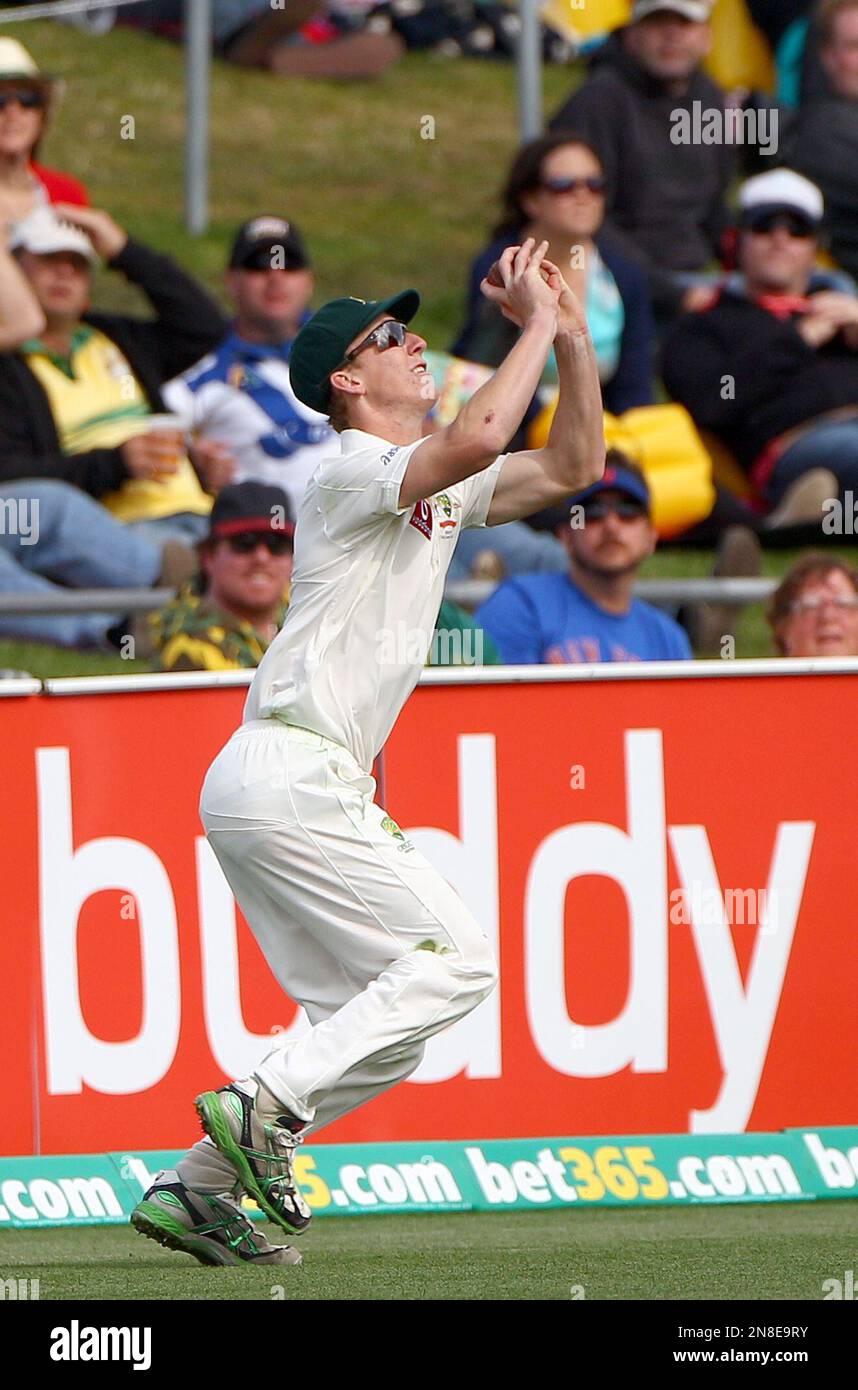 Australia's substitute fielder Jordan Silk catches out Sri Lanka's Nuwan Kulasekara for 23 runs on the third day of their cricket test match at Bellerive Oval in Hobart, Australia, Sunday, Dec. 16, 2012. Australia made 450-5 declared in their first innings. (AP Photo/Rick Rycroft) Banque D'Images