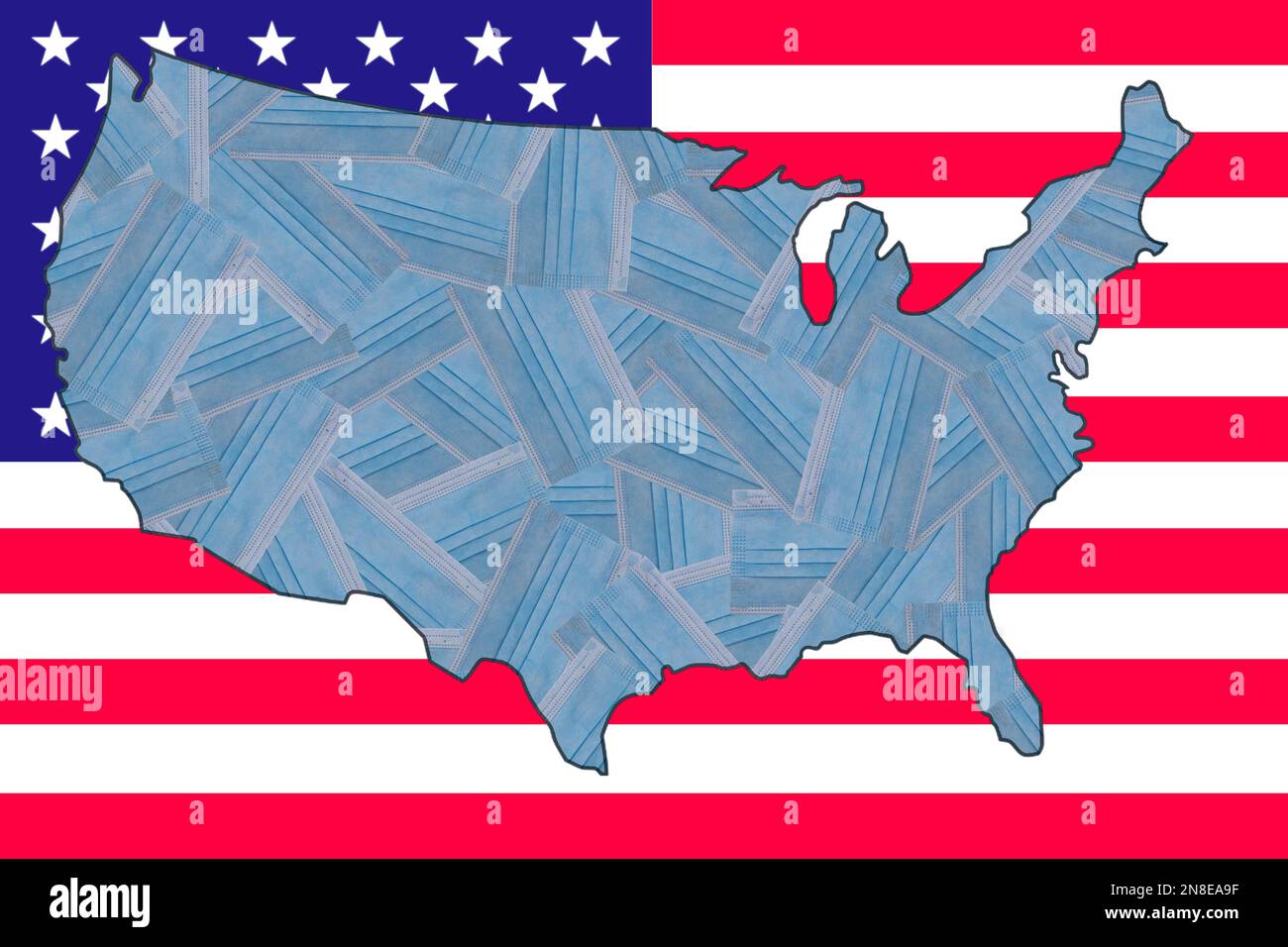 Masques médicaux bleus placés au hasard sous la forme d'une carte géographique des États-Unis sur le fond du drapeau national de l'Amérique. Pandémie. Zéro Covid Banque D'Images