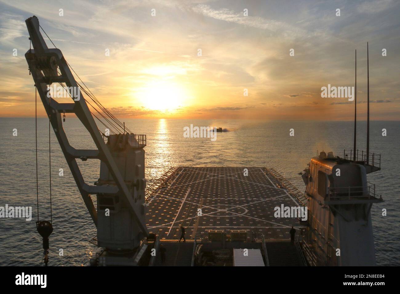 Myrtle Beach, États-Unis d'Amérique. 10 février 2023. A ÉTATS-UNIS Navy Landing Craft Air Cushing approche du navire d'atterrissage de la classe Harpers Ferry USS carter Hall alors qu'il revient au coucher du soleil pendant les opérations de récupération du ballon de surveillance chinois à haute altitude dans l'océan Atlantique, 8 février 2023 au large de la côte de Myrtle Beach, en Caroline du Sud. Le suspect ballon d'espionnage a été abattu par un avion de chasse américain sur 4 février après avoir traversé la zone continentale des États-Unis. Crédit : MC3 Eric Moser/US Navy photo/Alay Live News Banque D'Images