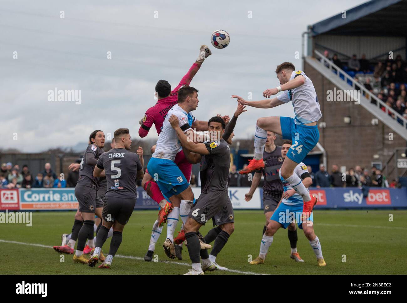 Nick Townsend, de Newport, a donné des coups clairs à Rory Feely et Niall Canavan de Barrow lors du match de la Sky Bet League 2 entre Barrow et Newport County à la rue Holker, Barrow-in-Furness, le samedi 11th février 2023. (Photo : Ian Allington | MI News) Credit: MI News & Sport /Alay Live News Banque D'Images