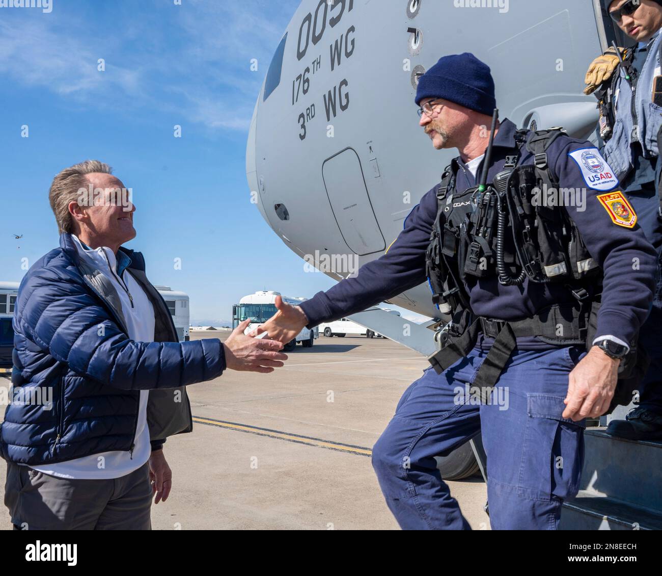 Adana, Turquie. 08th févr. 2023. ÉTATS-UNIS L'ambassadeur en Turquie Jeffry Flake, à gauche, salue les travailleurs de secours de l'USAID qui arrivent à la base aérienne d'Incirlik, à 8 février 2023, à Adana, en Turquie. L'équipe d'intervention en cas de catastrophe est arrivée pour participer aux opérations de recherche et de sauvetage à la suite d'un tremblement de terre massif qui a frappé le centre-sud de la Turquie et le nord de la Syrie. Crédit : SRA David McLoney/US Air Force photo/Alay Live News Banque D'Images