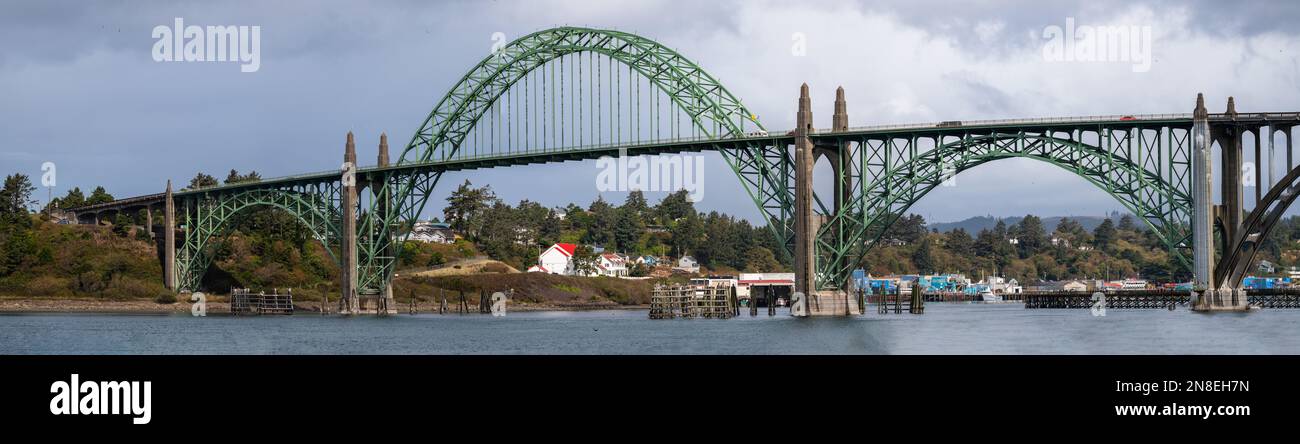Vue panoramique sur le pont de Yaquina Bay à Newport, Oregon Banque D'Images