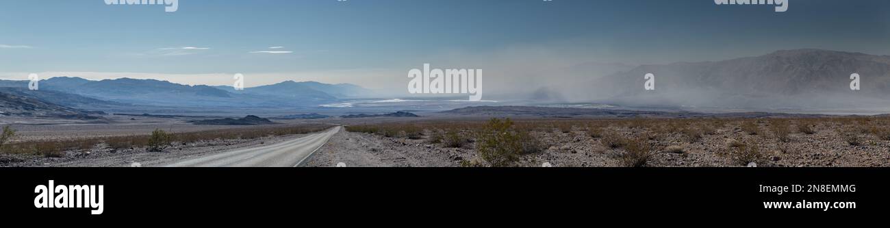 Panorama de la fumée des feux de Californie dans la vallée de la mort Banque D'Images