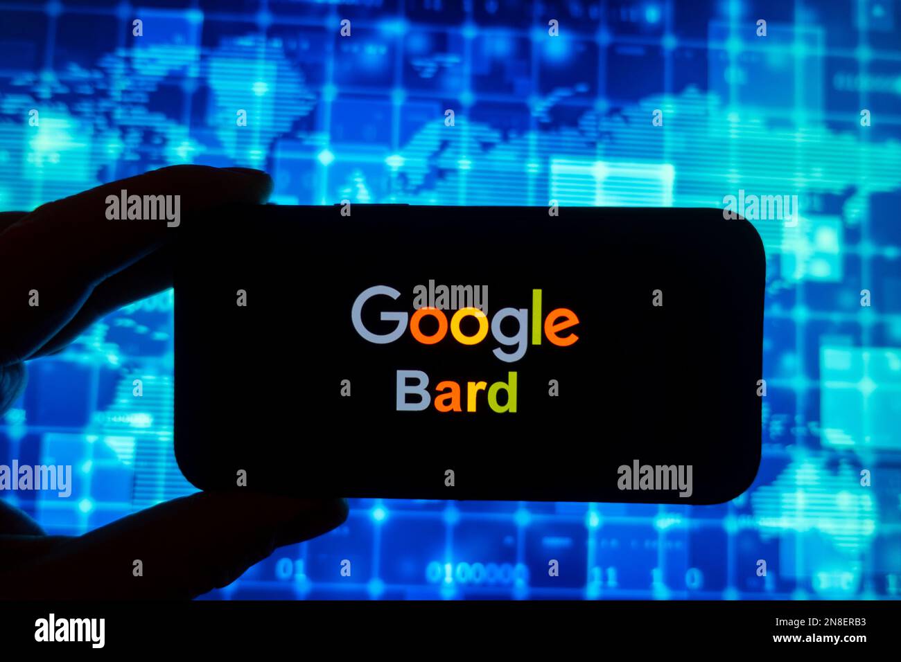 Composite numérique du logo de Google Bard ai chatbot sur l'écran du téléphone Banque D'Images