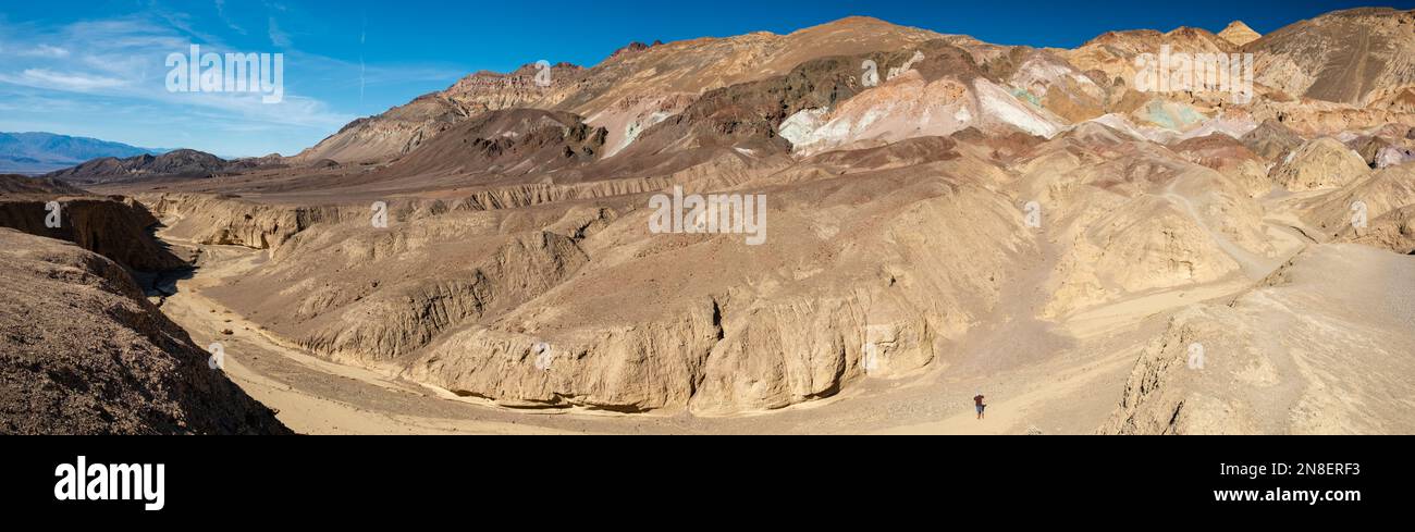 Vue panoramique sur les montagnes de couleurs variées dans Artist Palette, vue sur la vallée de la mort. Une personne est debout devant le paysage Banque D'Images
