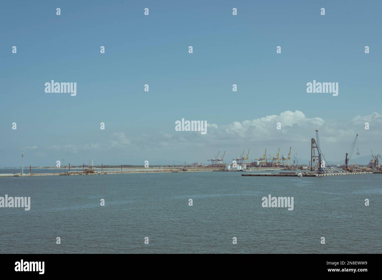 Livourne, Toscane (Italie). Images du port de Livourne pendant une journée de travail Banque D'Images