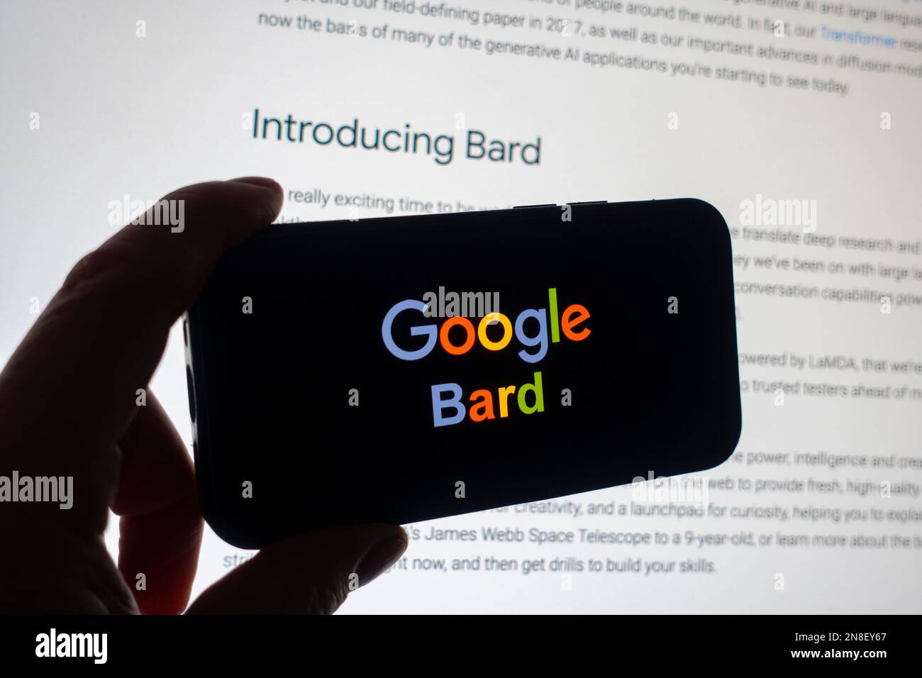 Composite numérique du logo de Google Bard ai chatbot sur l'écran du téléphone Banque D'Images