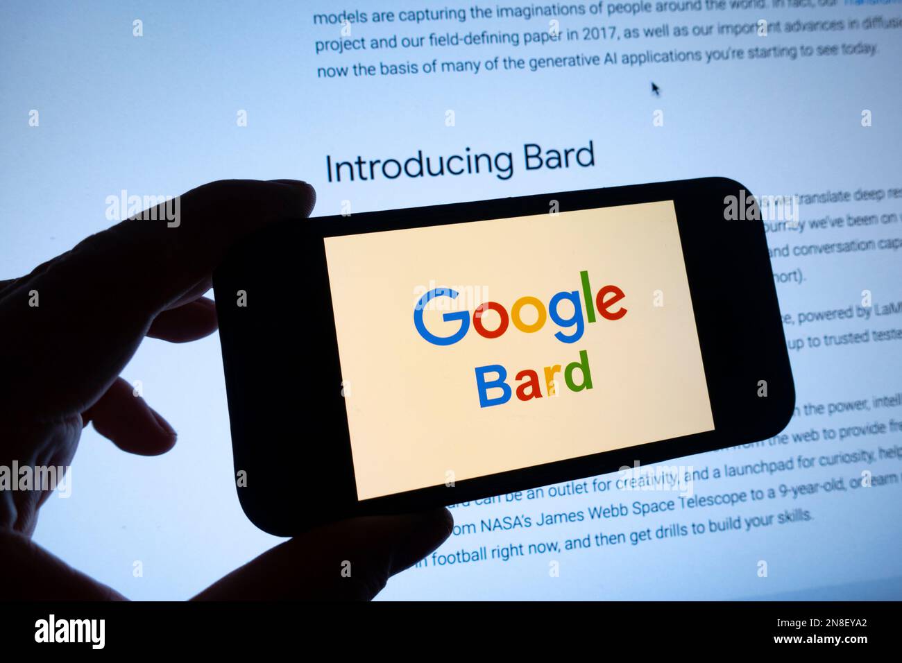 Composite numérique du logo de Google Bard ai chatbot sur l'écran du téléphone Banque D'Images