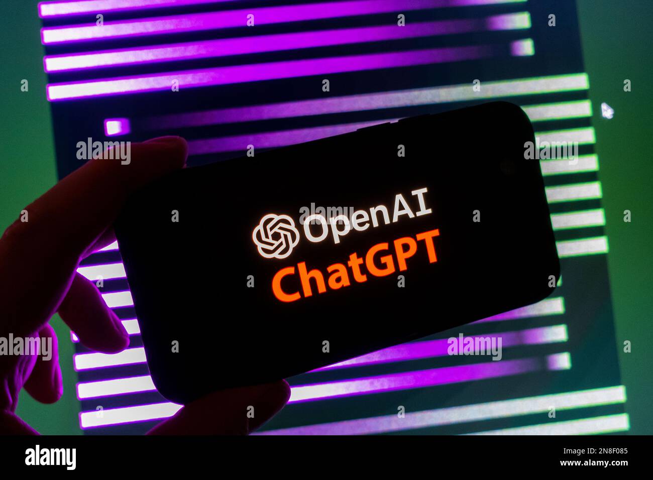 Composite numérique du logo Microsoft ChatGPT OpenAI chatbot sur l'écran du téléphone Banque D'Images