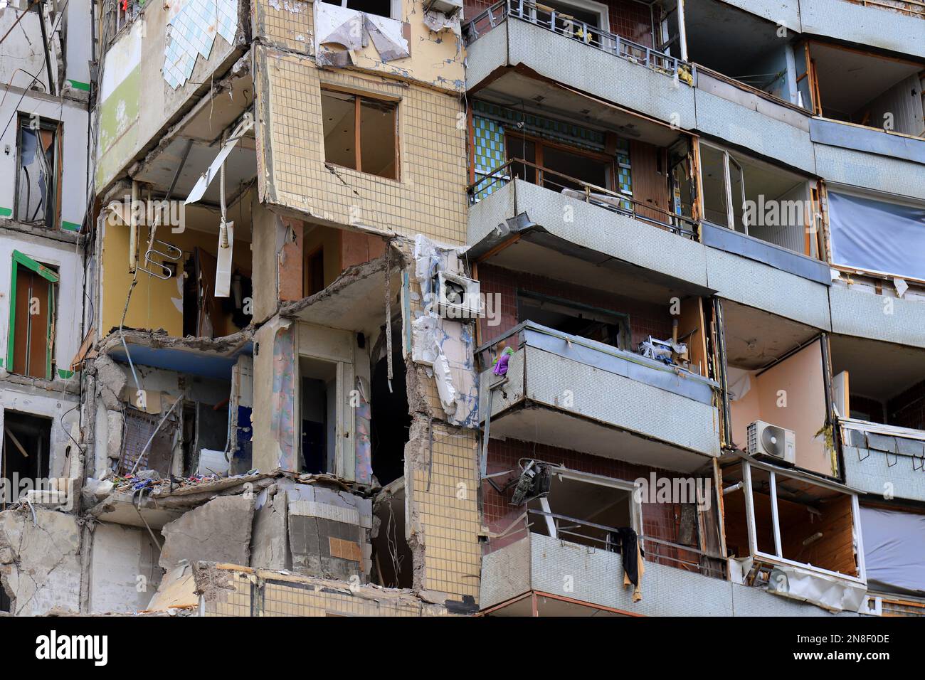 Frappe de missiles russes sur un immeuble à Dnipro, en Ukraine. Maison détruite par une fusée. Russie invasion de guerre en Ukraine, Dnepr Banque D'Images