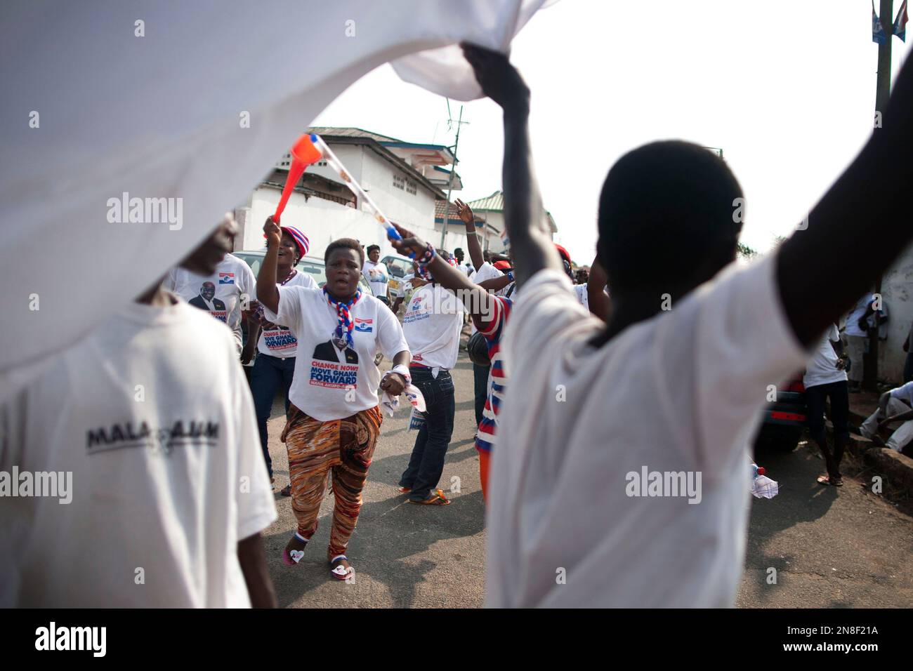 Supporters of the opposition New Patriotic Party march toward party headquarters as they protest the declared results of Friday's presidential election, in Accra, Ghana, Monday, Dec. 10, 2010. Ghana's opposition met on Monday to discuss whether to accept the results of the recent presidential election, which handed victory to incumbent President John Dramani Mahama. (AP Photo/ Gabriela Barnuevo) Banque D'Images