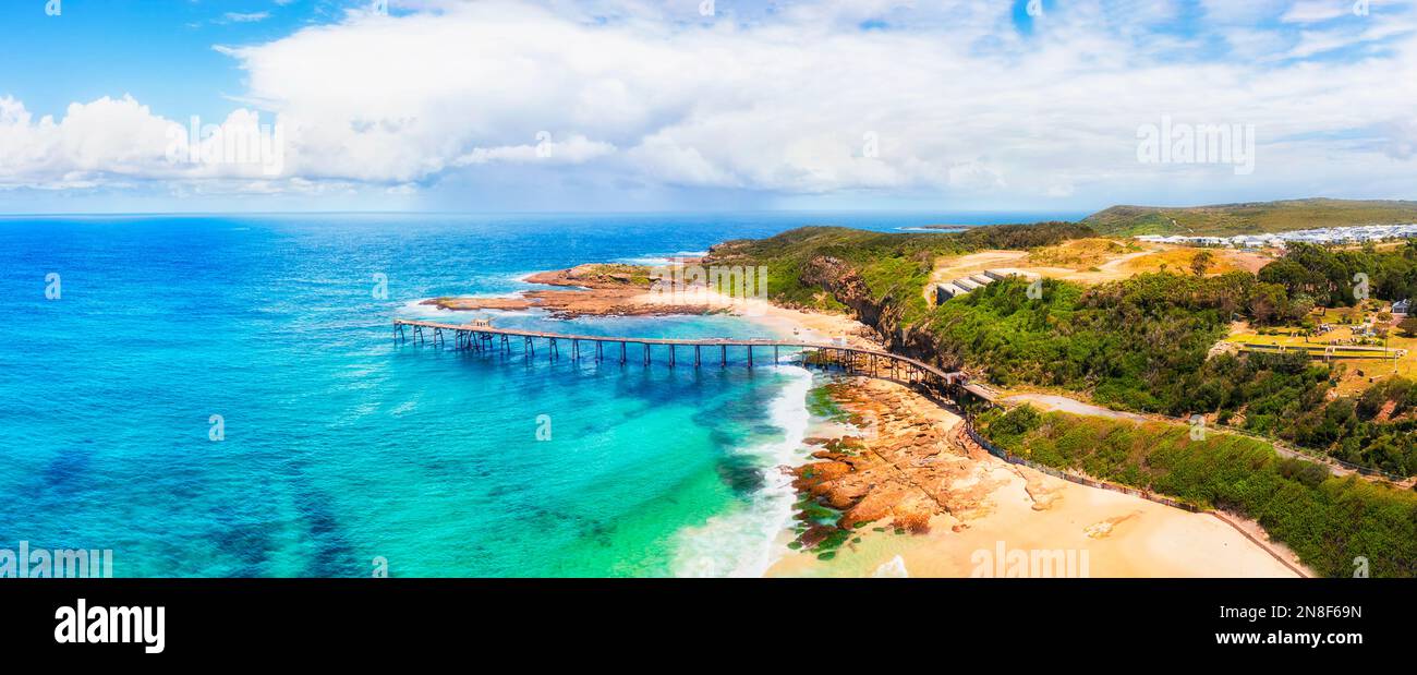 Jetée historique pittoresque de chargeuse à charbon dans la ville côtière de la baie de Catherine Hill en Australie - paysage marin aérien. Banque D'Images