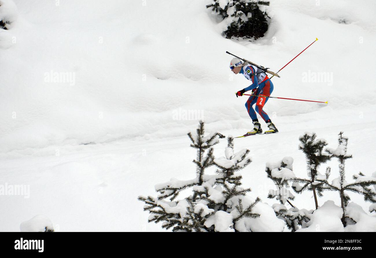 Finland's Kaisa Makarainen skis to take the third place during the women's 10 km pursuit biathlon World Cup competition, on Saturday, Dec. 8, 2012, in Hochfilzen, Austria. (AP Photo/Kerstin Joensson) Banque D'Images