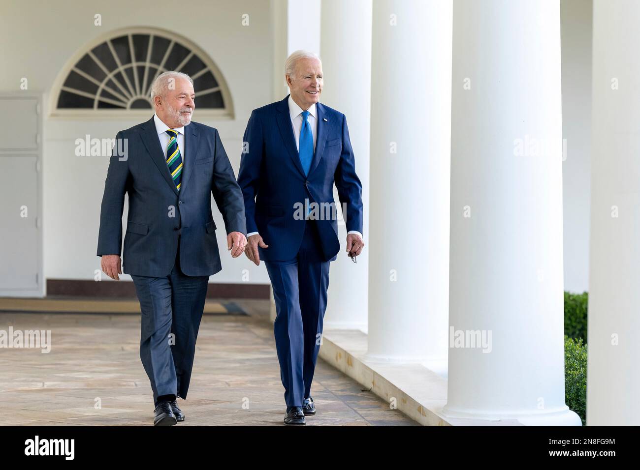 Washington, États-Unis d'Amérique. 10th févr. 2023. Washington, États-Unis d'Amérique. 10 février 2023. Le président américain Joe Biden, à droite, marche avec le président brésilien Luiz Inacio Lula da Silva à travers la Colonnade occidentale de la Maison Blanche, 10 février 2023 à Washington, DC crédit: Adam Schultz/White House photo/Alay Live News Banque D'Images