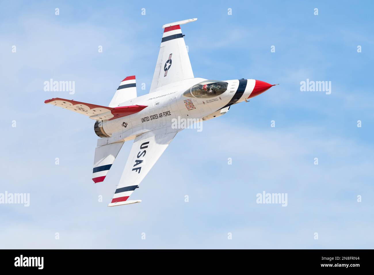 Thunderbird F-16 passe à grande vitesse Banque D'Images