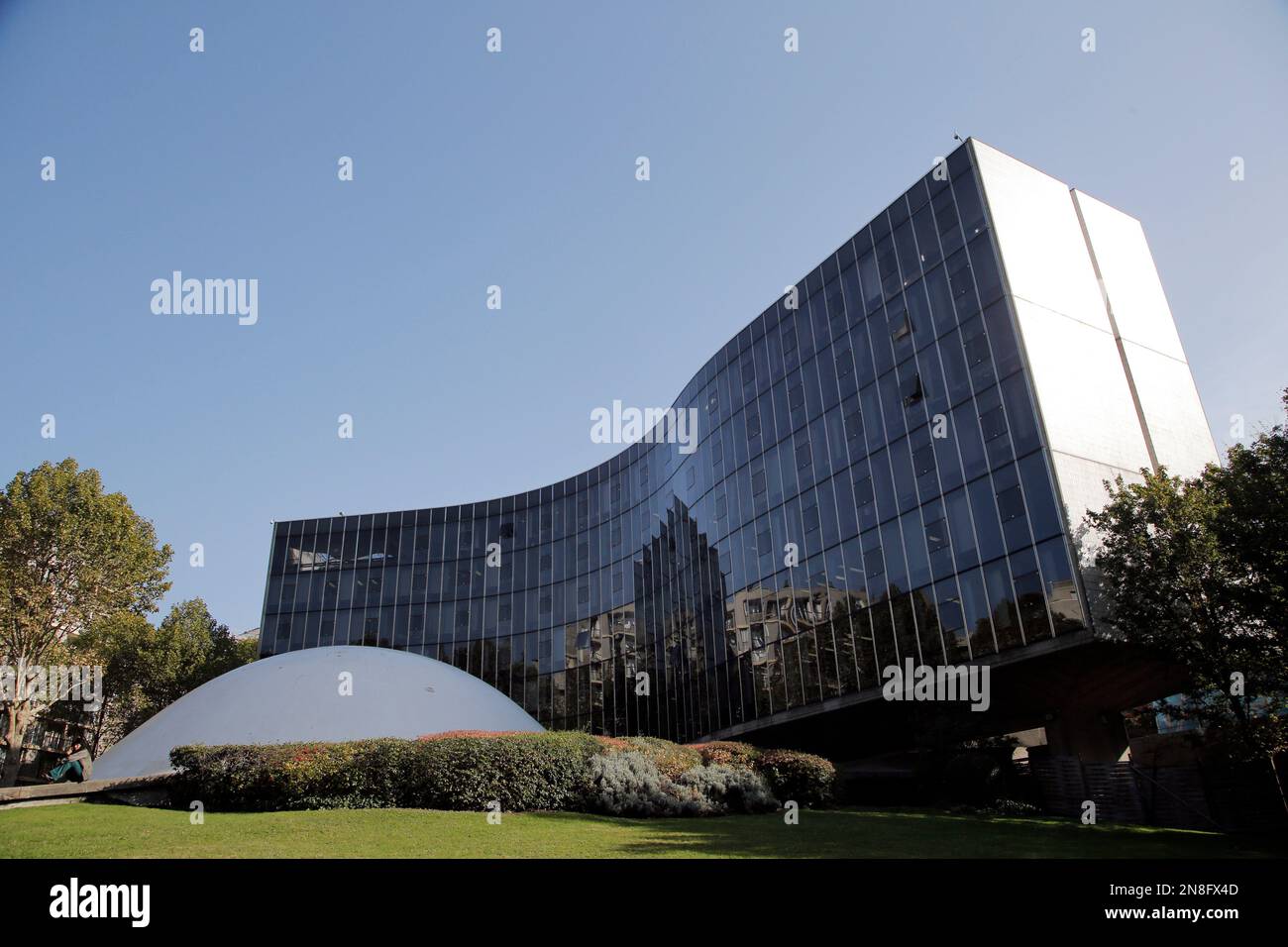 This Oct. 22, 2012 photo shows the headquarters of French Communist Party, designed by Brazilian architect Oscar Niemeyer, in Paris. According to a hospital spokeswoman on Wednesday, Dec. 5, 2012, famed Brazilian architect Oscar Niemeyer has died at age 104. (AP Photo/Christophe Ena) Banque D'Images