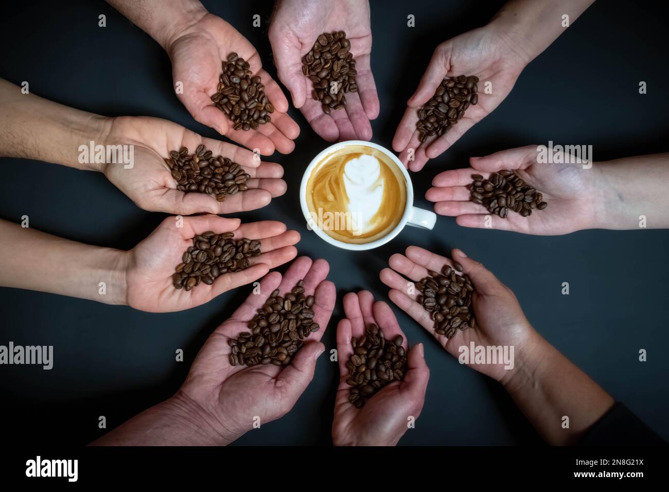 Le café réunit tout le monde à la même table. Banque D'Images