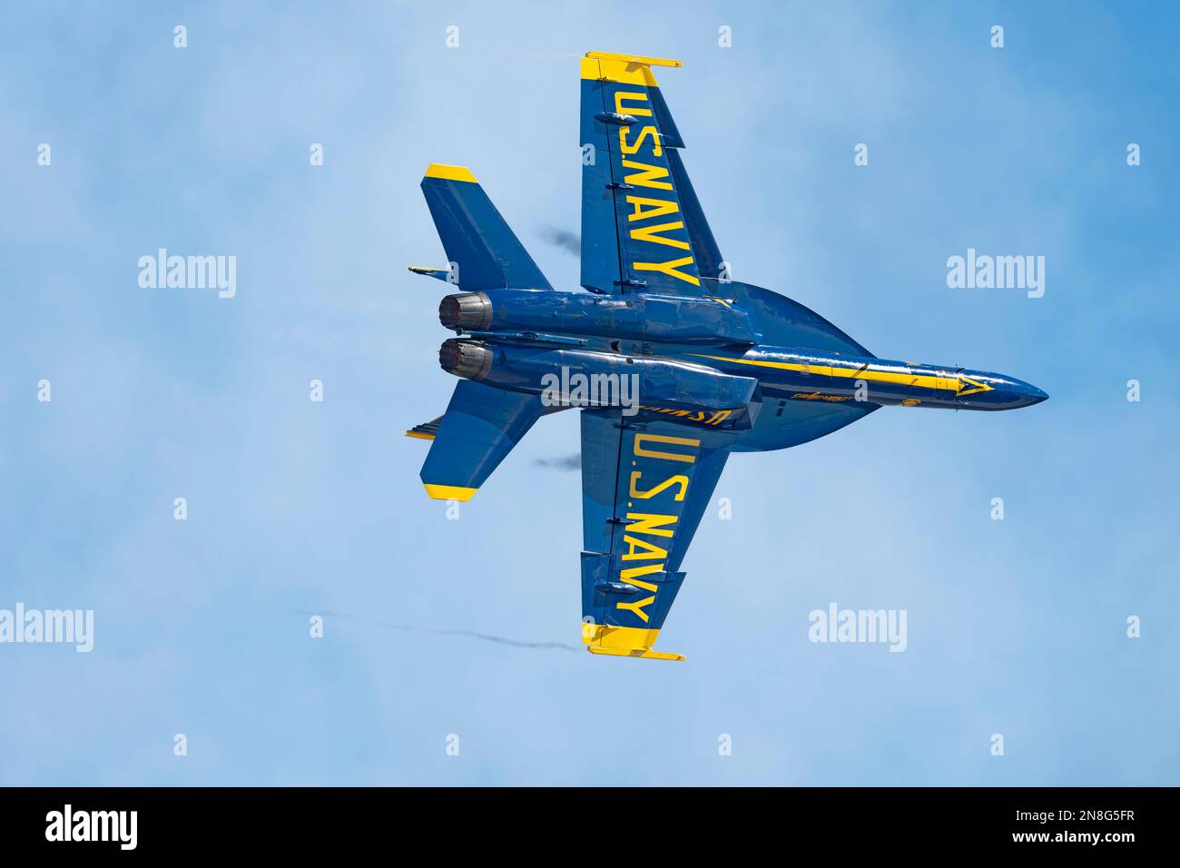 Blue Angels jet fly-by Banque D'Images