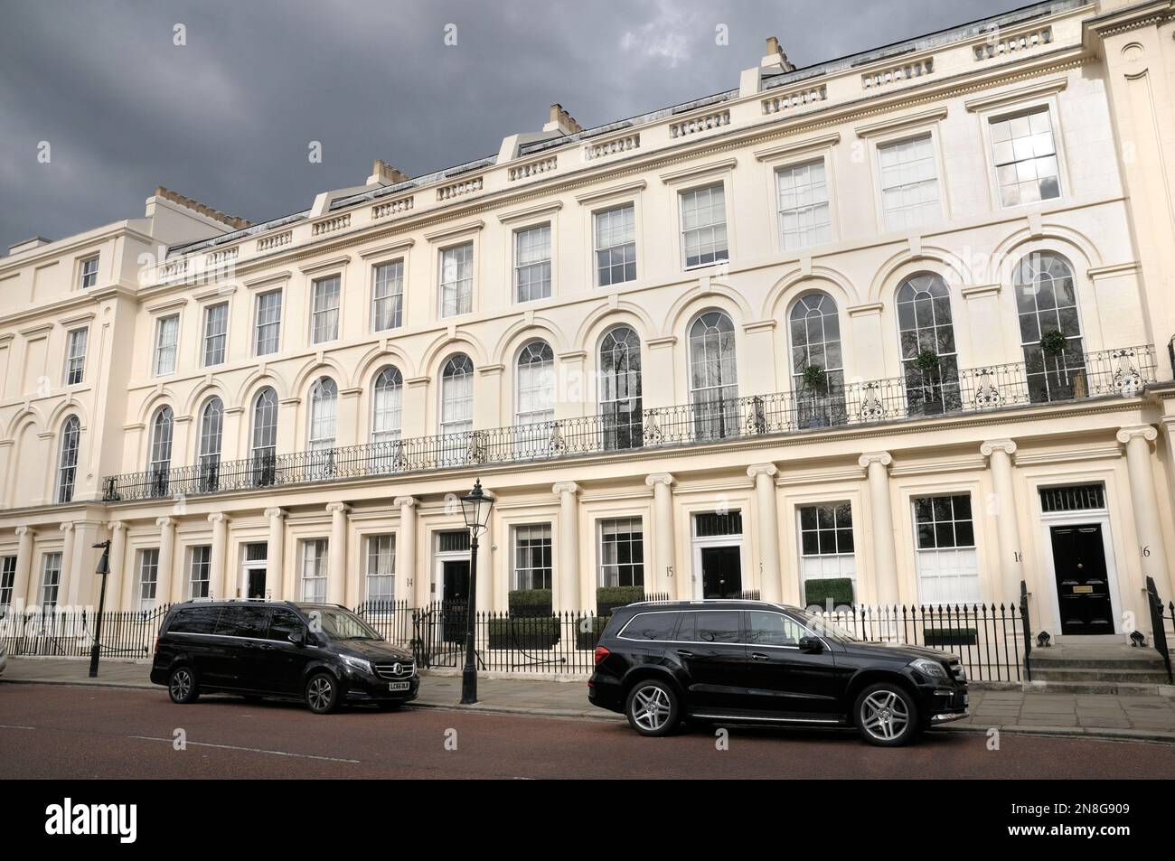 Extérieur en stuc de maisons mitoyennes avec appartements, Park Square East Terrace, Regent's Park, Londres NW1, Angleterre, Royaume-Uni. Architecte: John Nash Banque D'Images