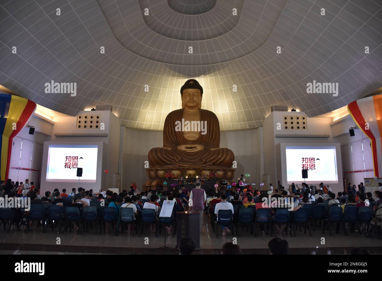 La prière de la journée Vesak à Kong meng à Singapour Banque D'Images