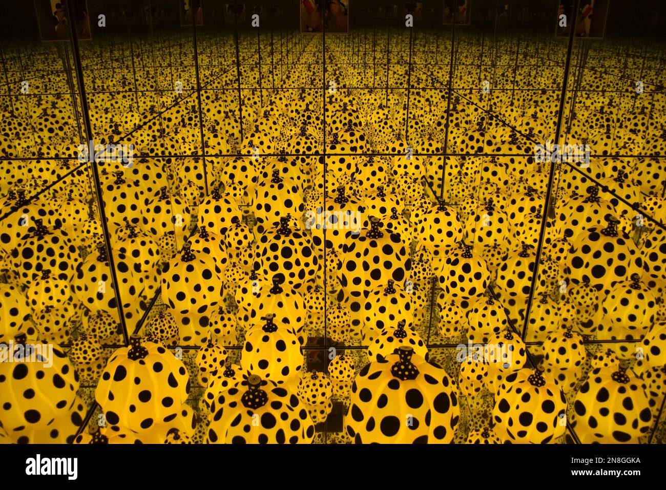 Une belle vue de l'exposition Yayoi Kusama avec lumières en forme de citrouille Banque D'Images