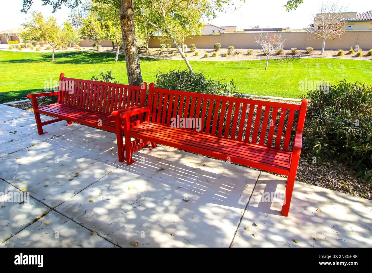 Deux bancs rouges au parc public Banque D'Images