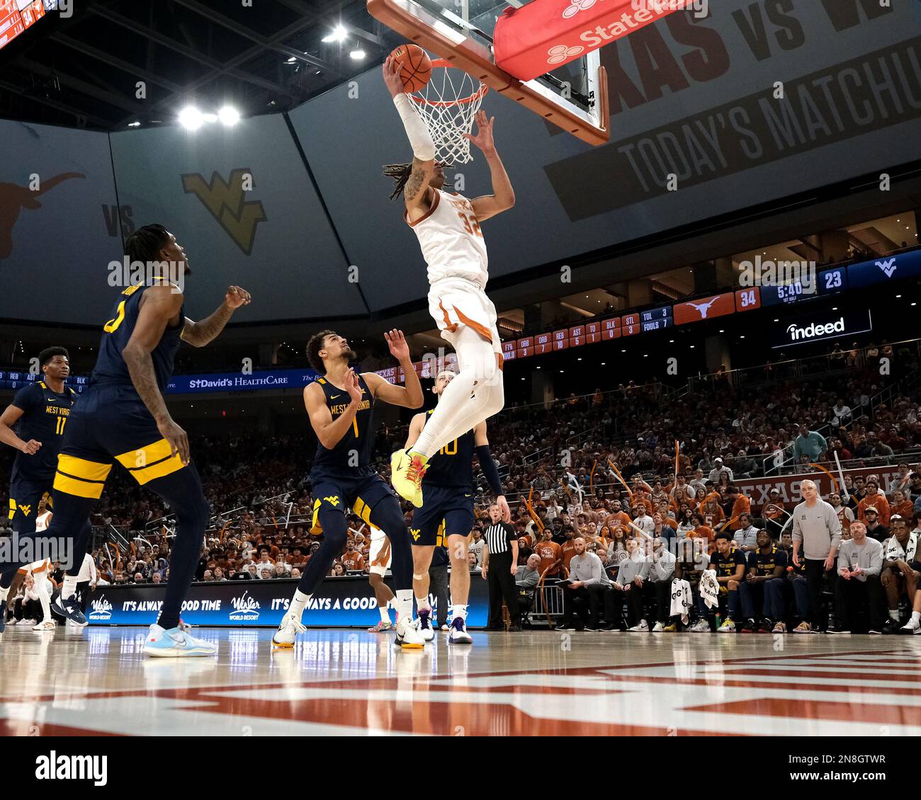 Texas, États-Unis. 11th févr. 2023. Christian Bishop #32 des Texas Longhorns en action contre les West Virginia Mountaineers au Moody Center à Austin Texas. Crédit : csm/Alay Live News Banque D'Images