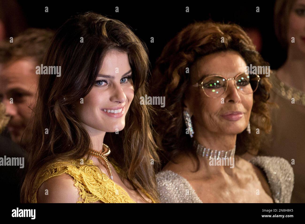Brazilian model Isabeli Fontana, left, and Italian actress Sophia Loren pose for photos at the 2013 Pirelli Calendar red carpet event in Rio de Janeiro, Brazil, Tuesday, Nov. 27, 2012. The calendar debuted in 1964 as a racy way of promoting Italian tire maker Pirelli and has since grown into a fashion institution. The 2013 calendar was shot entirely in Rio by celebrated American photojournalist Steve McCurry. (AP Photo/Felipe Dana) Banque D'Images