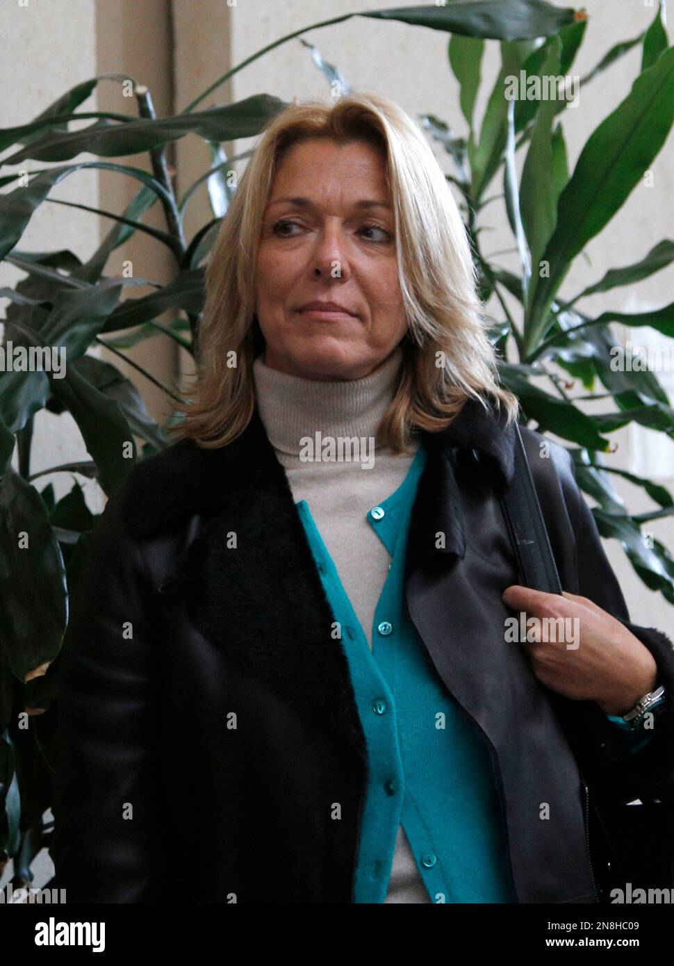 Jana Guenter, daughter of Doctor Dieter Krombach arrives at the Creteil courthouse ahead of her father's appeal, outside Paris, Tuesday, Nov. 27, 2012. A French court hears the appeal of an elderly German doctor, convicted in the 1982 death of his 15-year-old stepdaughter after a decades-long cross-border battle for justice by the girl's father. (AP Photo/Christophe Ena) Banque D'Images