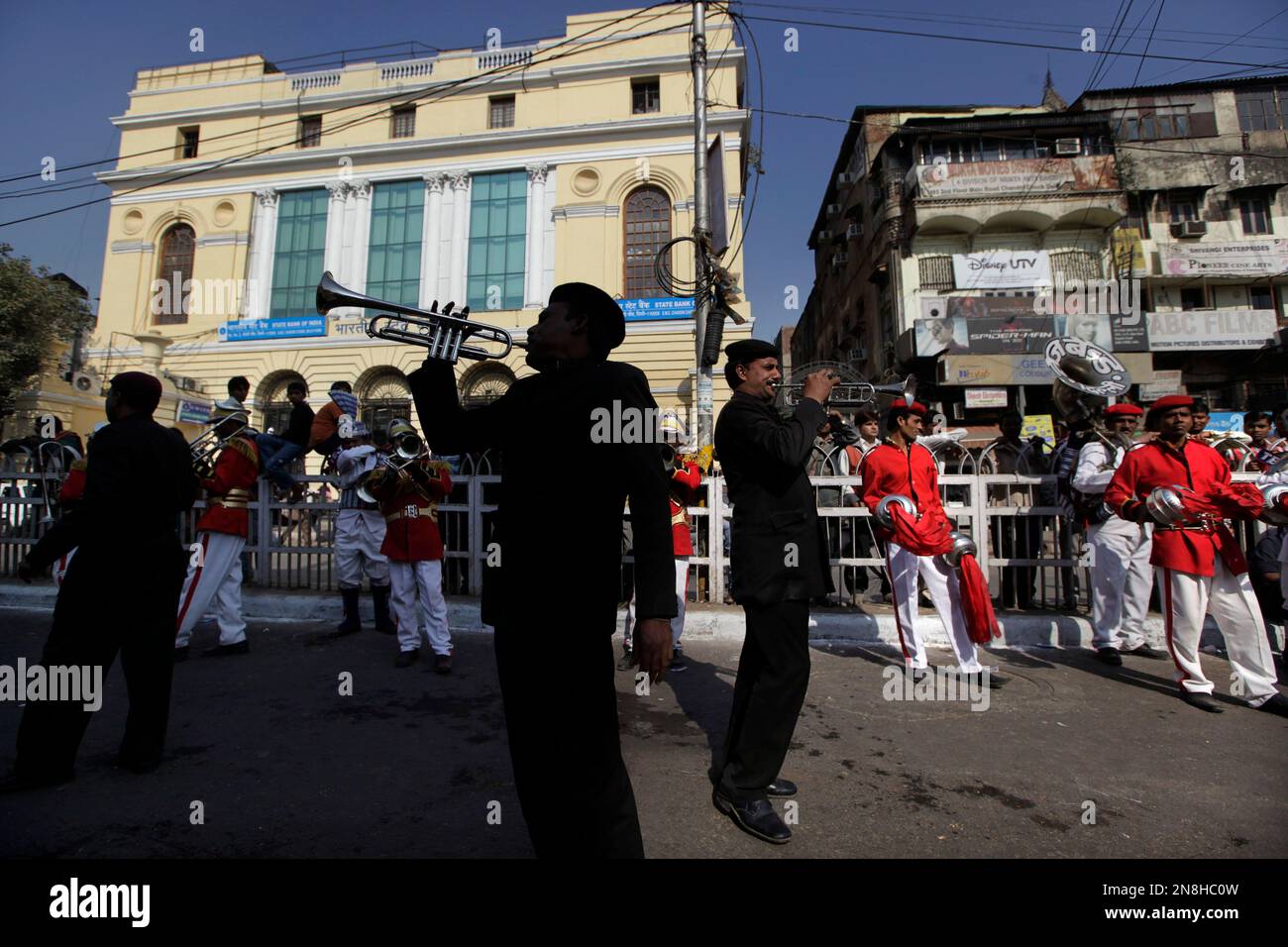 Indian brass band members perform in a procession to mark the birth anniversary of the first Sikh guru, Guru Nanak, in New Delhi, India, Tuesday, Nov. 27, 2012. Sikhism was founded in the 15th century by Guru Nanak, who broke away from Hinduism, India's dominant religion. He preached the equality of races and genders, and the rejection of image-worship and the caste system. (AP Photo/Manish Swarup) Banque D'Images