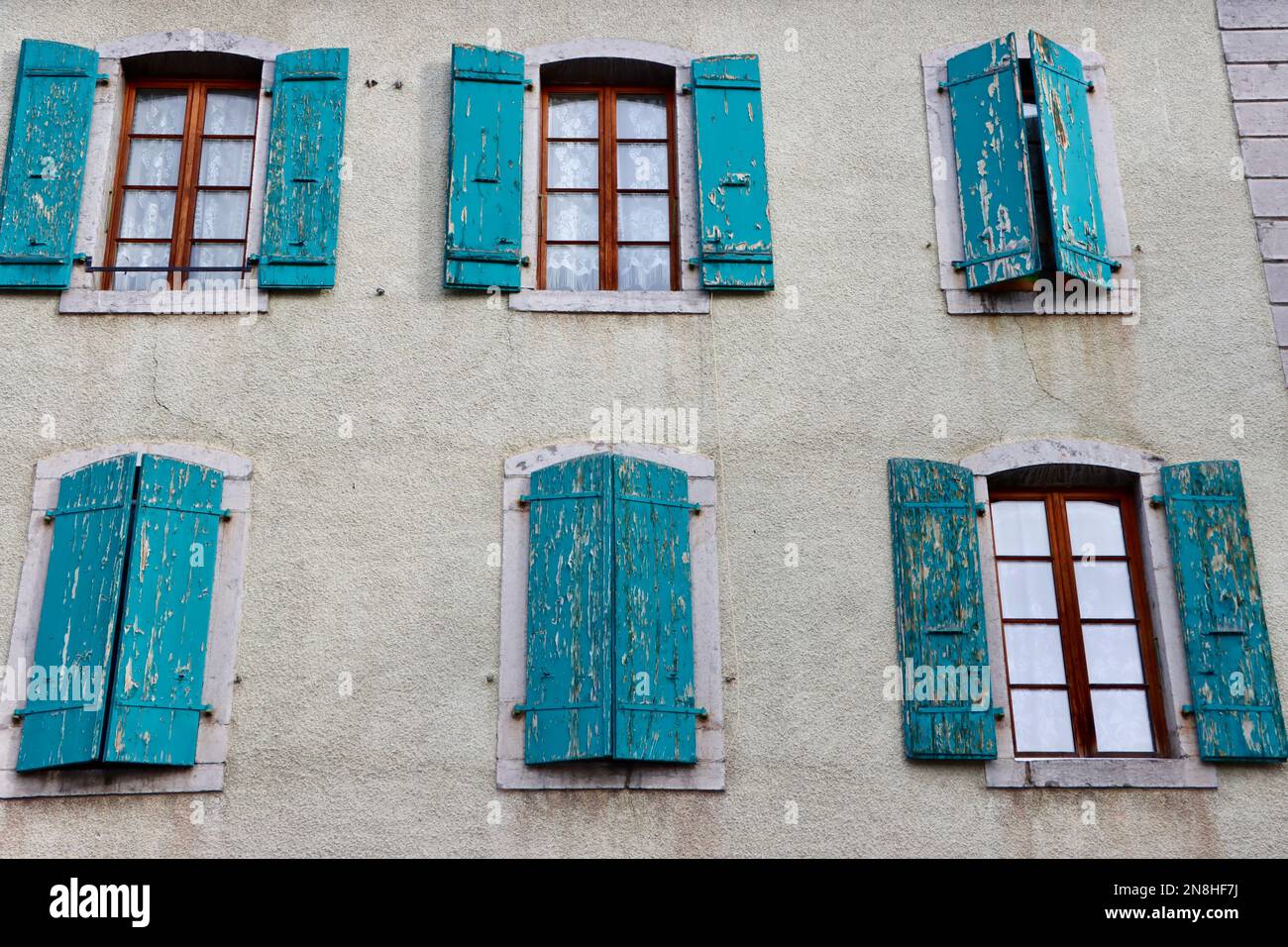 Volets verts sur le vieux bâtiment d'Ollon, Suisse Banque D'Images
