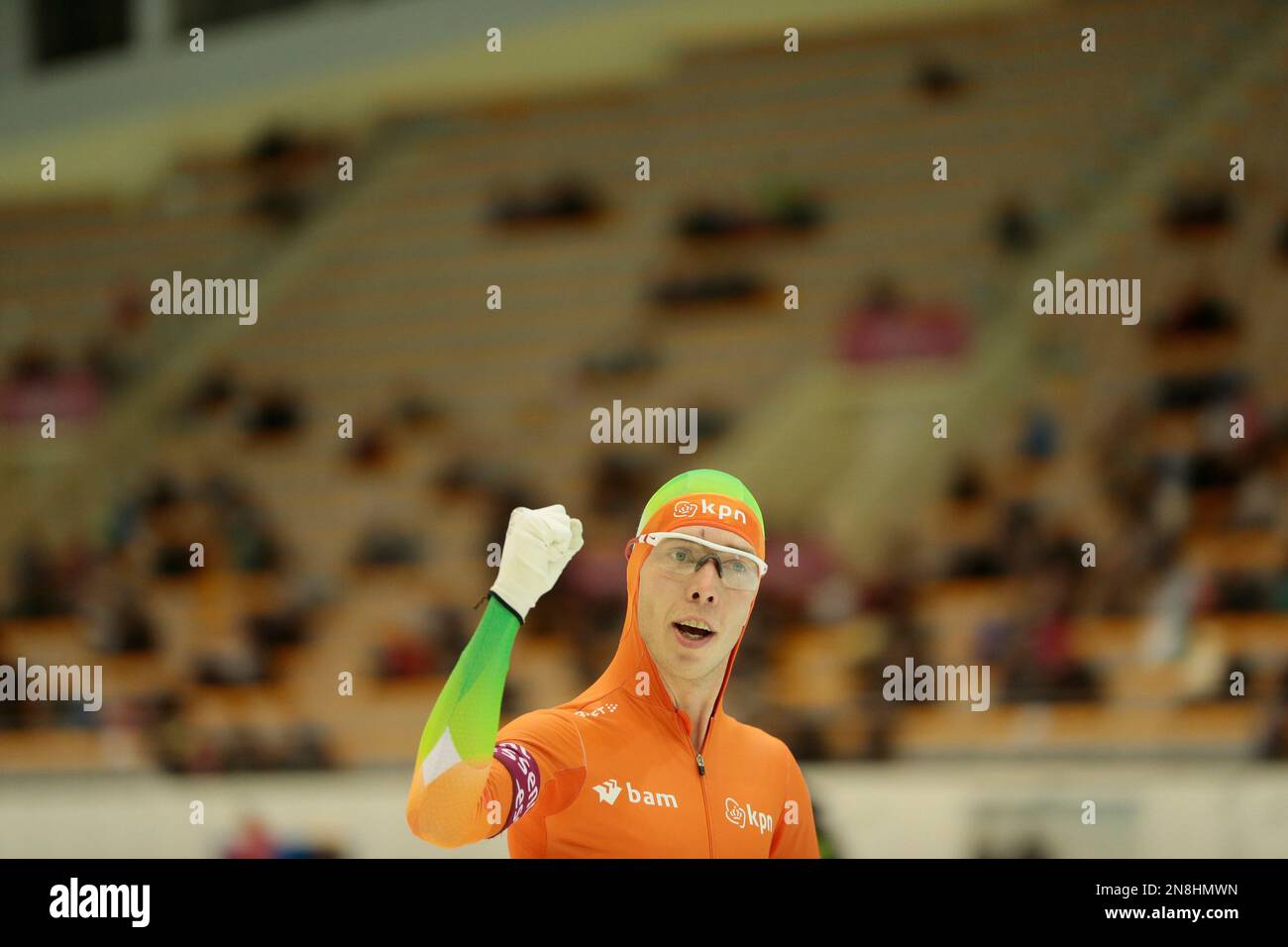 Winner Jorrit Bergsma of Netherlands celebrates after the finish in the men's mass start at the ISU World Cup Speed Skating in the Kolomna Speedskating Center, 100 kilometers (62 miles) southeast of Moscow, Sunday, Nov. 25, 2012. (AP Photo/Mikhail Metzel) Banque D'Images
