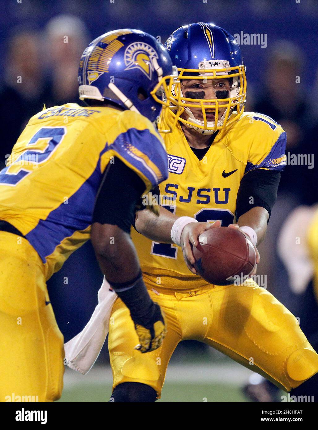 San Jose State quarterback David Fales (10) hands off to running back De'Leon Eskridge (2) against Louisiana Tech during the first half of an NCAA college football game in San Jose, Calif., Saturday, Nov. 24, 2012. (AP Photo/Tony Avelar) Banque D'Images