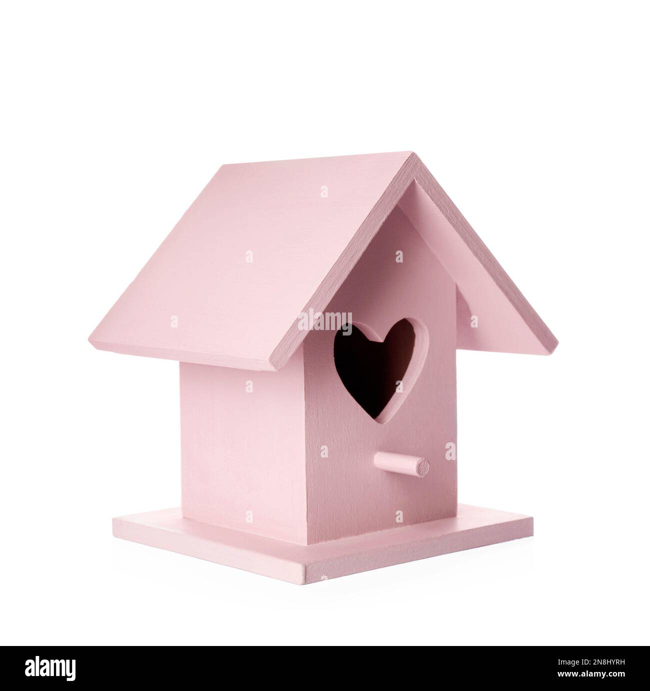 Belle maison d'oiseau rose avec trou en forme de coeur isolé sur blanc Banque D'Images