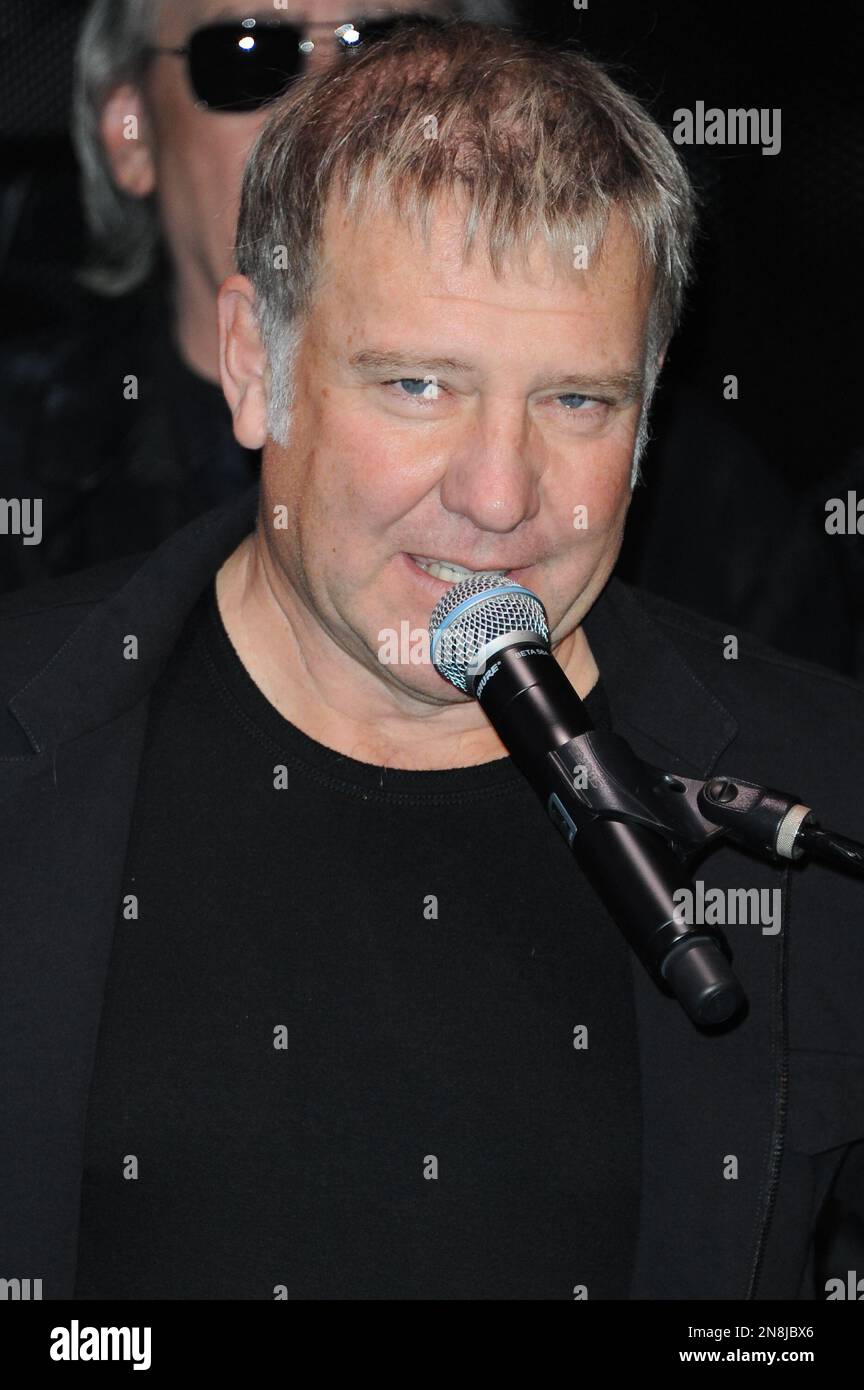 Alex Lifeson attends the RockWalk induction of Rush at Guitar Center on Tuesday, Nov. 20, 2012, in Los Angeles. (Photo by Richard Shotwell/Invision/AP) Banque D'Images