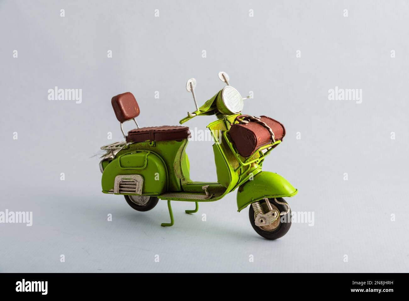 La photographie d'une moto verte avec un siège marron. Figurines de  collection en métal vintage Photo Stock - Alamy