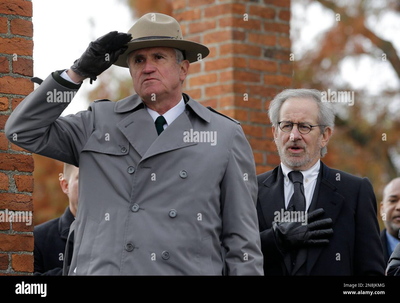 Director Steven Spielberg, right, recites the Pledge of Allegiance alongside Bob Kirby, Superintendent of Gettysburg National Military Park, during a ceremony to mark the 149th anniversary of President Abraham Lincoln's delivery of the Gettysburg Address at Soldier's National Cemetery in Gettysburg, Pa., Monday, Nov. 19, 2012. Spielberg and historian Doris Kearns Goodwin delivered remarks and participated in a wreath-laying ceremony. (AP Photo/Patrick Semansky) Banque D'Images