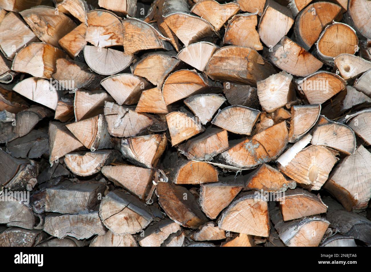 Bois coupé et entreposé pour l'hiver dehors sous un toit, Jarrier, Maurienne, Savoie, France Banque D'Images