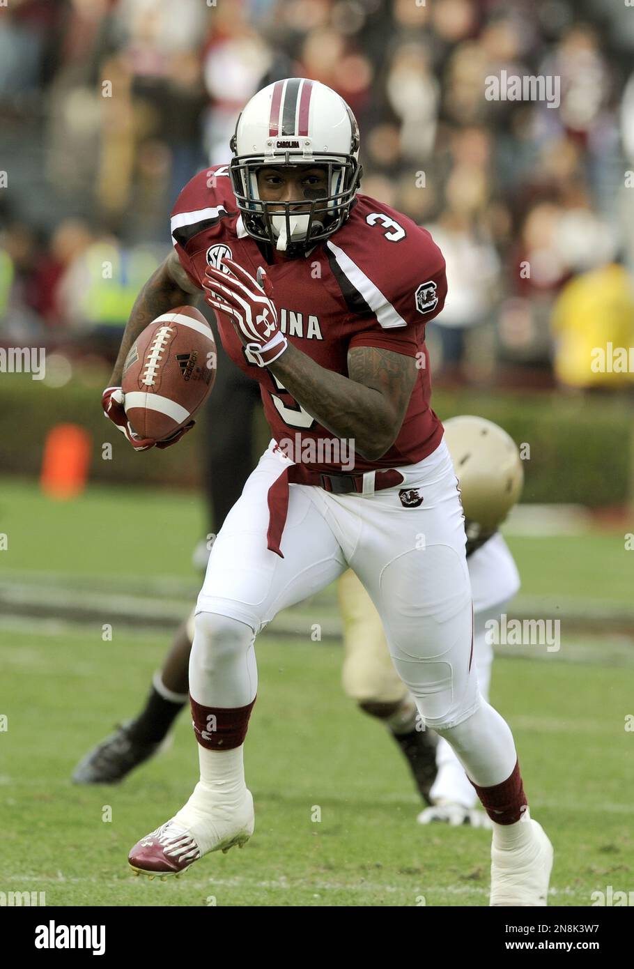 South Carolina cornerback Akeem Auguste (3) runs a fumble back for a touchdown during the second half of an NCAA college football game against Wofford, Saturday, Nov. 17, 2012, in Columbia, S.C. South Carolina beat Wofford 24-7. (AP Photo/Stephen Morton) Banque D'Images