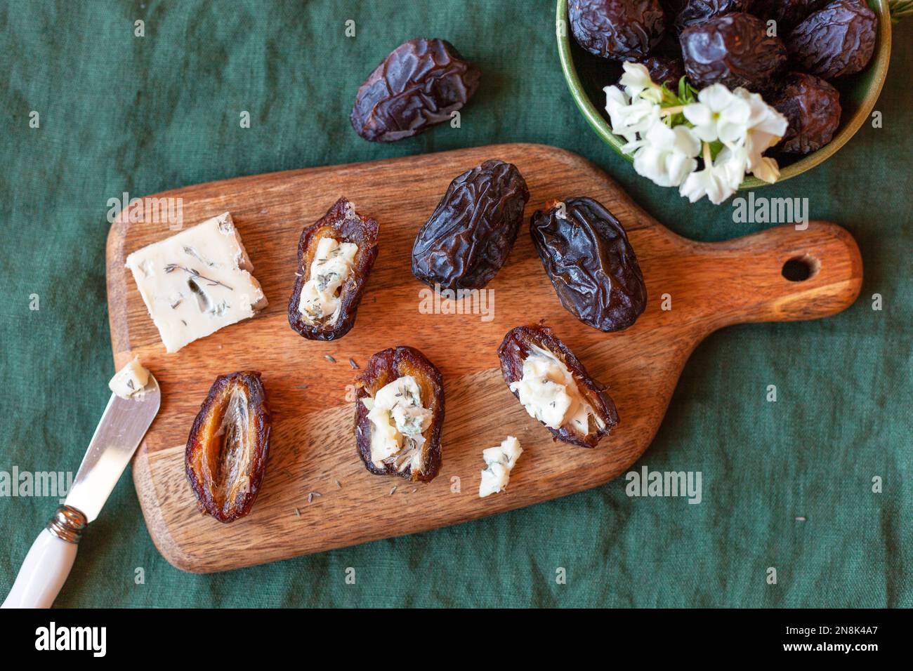 datez les fruits farcis au fromage gorgonzola, vue latérale Banque D'Images