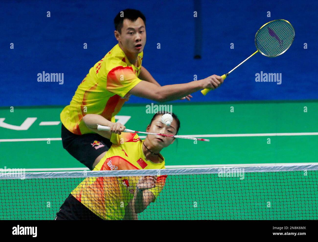 China's Xu Chen, top, and Ma Jin, bottom, play against South Korea's Yoo Yeon-seong and Jang Ye-na during the mix doubles semifinal match of the China Open World Superseries Premier badminton competition in Shanghai, China on Saturday Nov. 17, 2012. Xu and Ma won 21-19, 21-13. (AP Photo/Eugene Hoshiko) Banque D'Images
